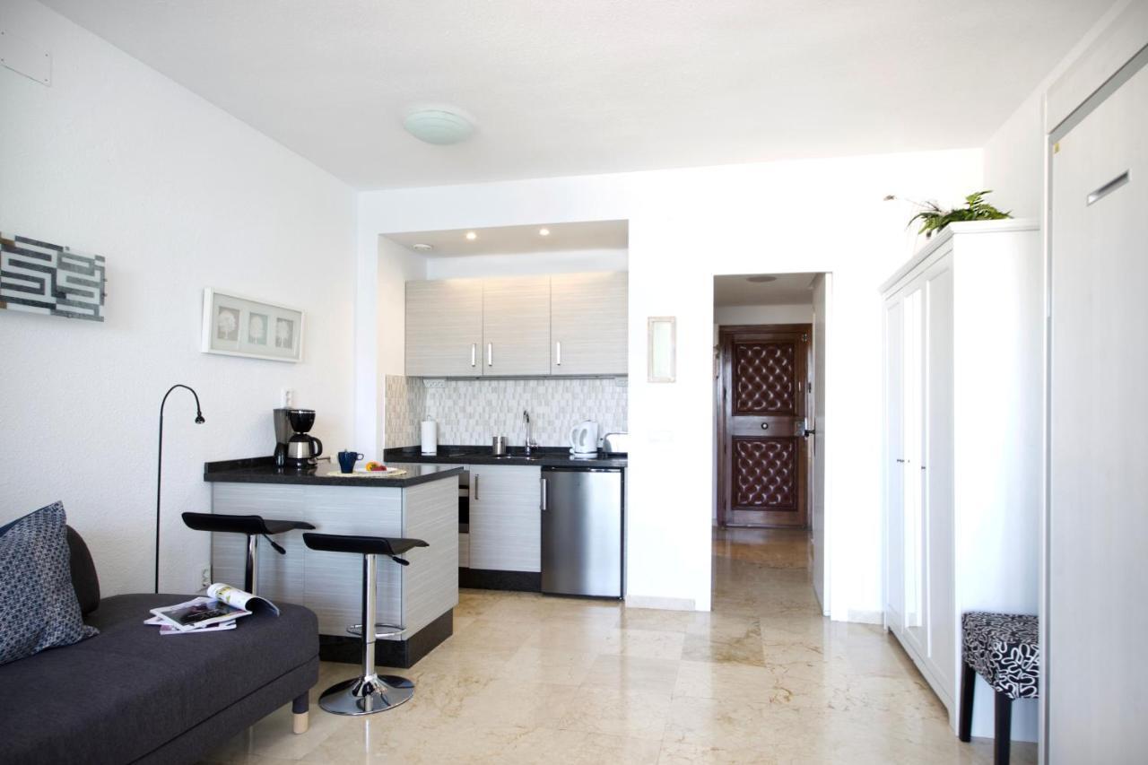 Sea Front Studio With Spacious Balcony Santa Clara Torremolinos Bagian luar foto